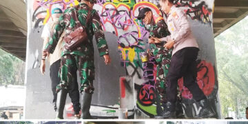 Koramil 1812/BW, Kodim 0618/KB Pimpin Kerja Bakti Hapus Vandalisme Paska May Day di Fly Over Tamansari Kota Bandung