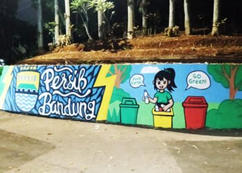 Mural “Bapa Langit, Indung Bumi” Hiasi Tanggul Cironggeng, Karya Mang Bob Ajak Warga Jaga Lingkungan