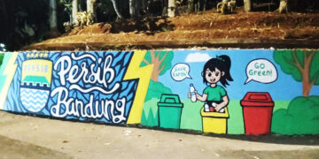 Mural “Bapa Langit, Indung Bumi” Hiasi Tanggul Cironggeng, Karya Mang Bob Ajak Warga Jaga Lingkungan