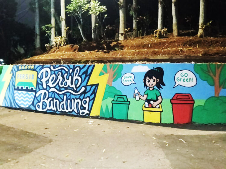 Mural “Bapa Langit, Indung Bumi” Hiasi Tanggul Cironggeng, Karya Mang Bob Ajak Warga Jaga Lingkungan